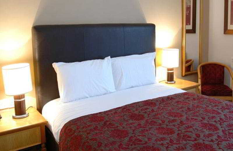 Royal George Hotel By Greene King Inns Birdlip Room photo